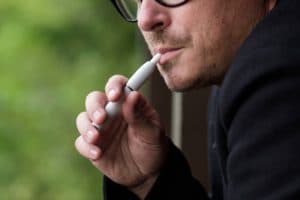 homme-fumant-cigarette-hybride-moderne